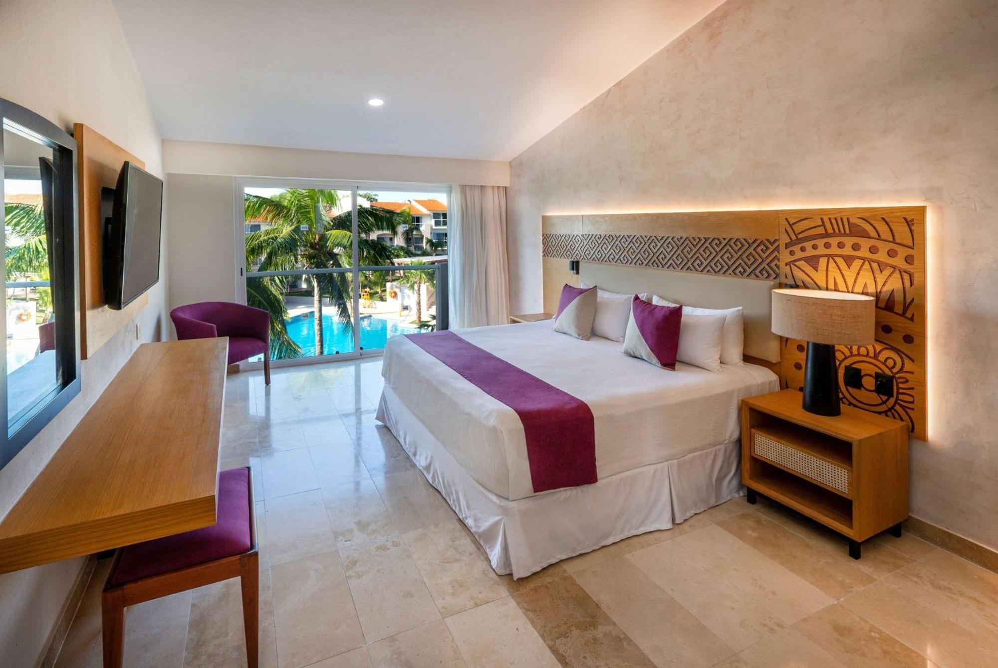 Superior Pool King Room One King Bed Non-Smoking,1436759308:JPEG
