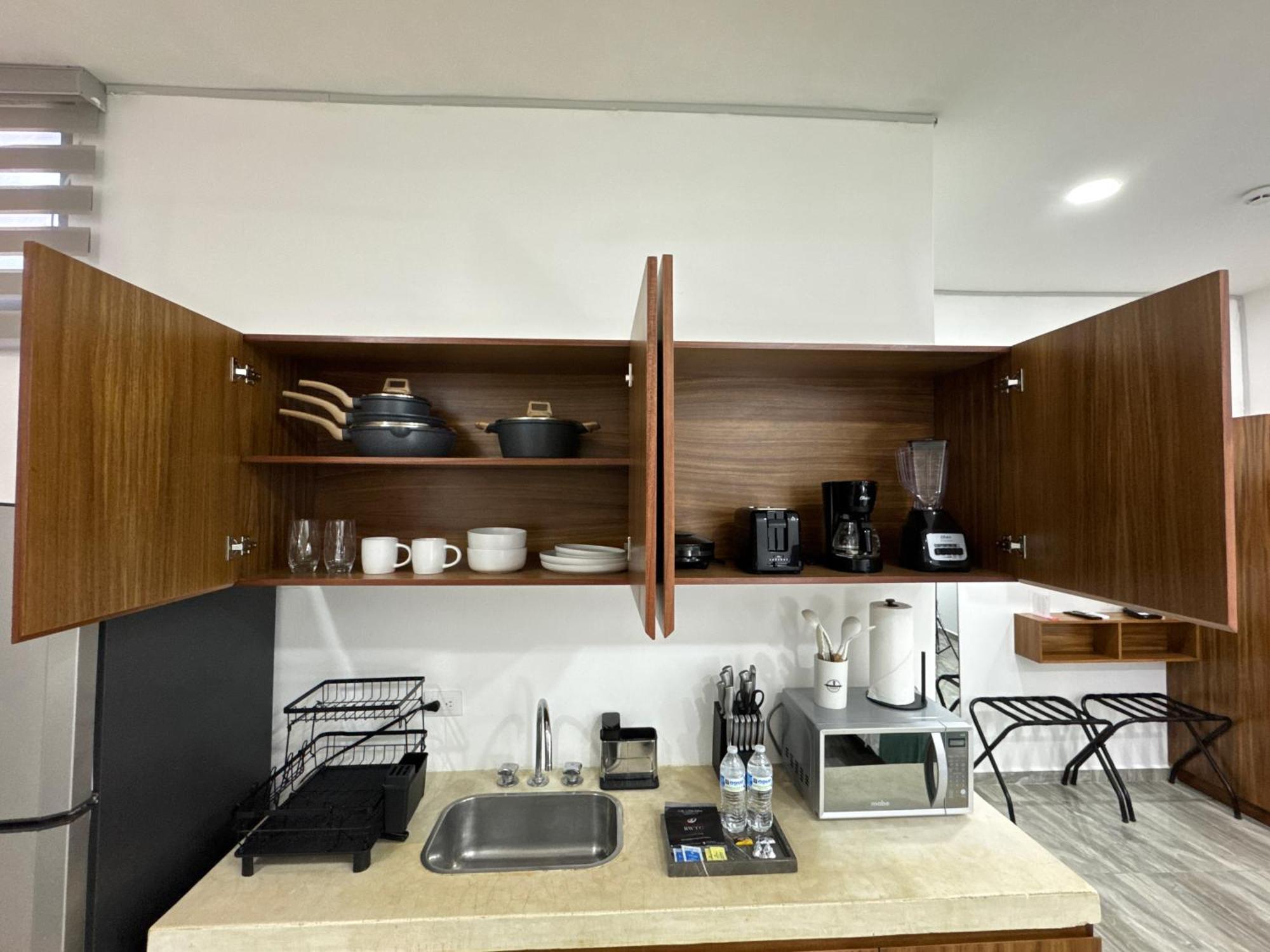 Estudio con cama extragrande y sofá cama