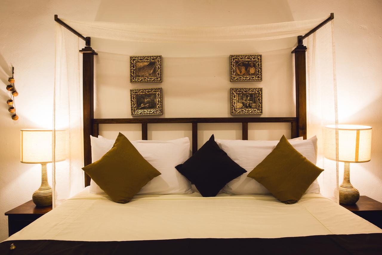 Zimmer mit Kingsize-Bett und Gartenblick.