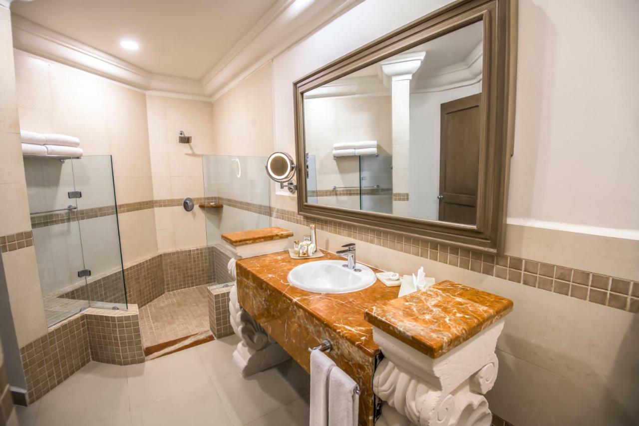 Junior Suite 1 King Bed, Oceanfront