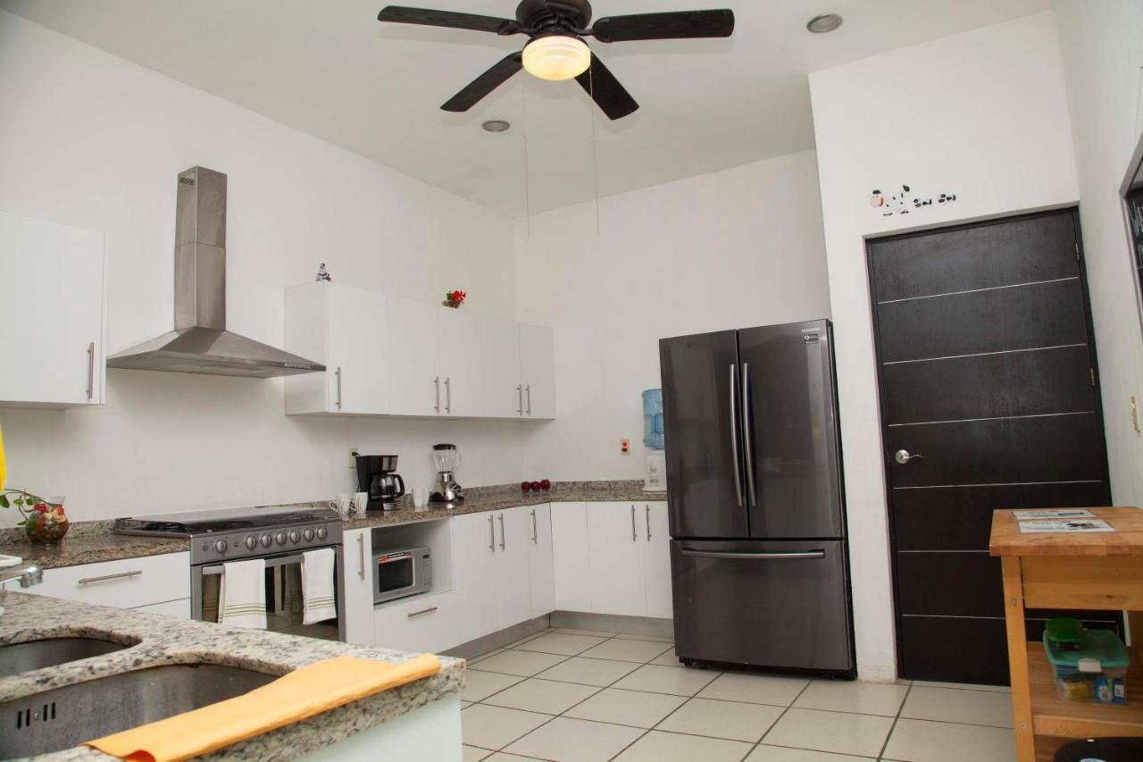 Six-Bedroom House,886433818:JPEG