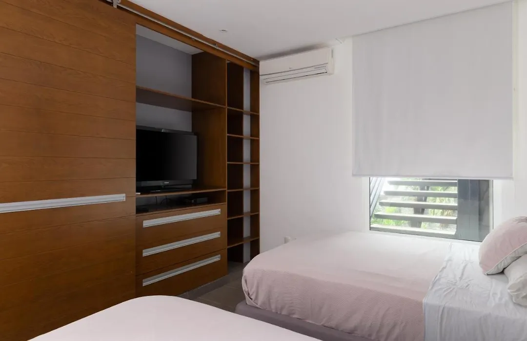 Comfortable Artistic Apartment, Great Wi-Fi 2 Blocks To The Beach-1