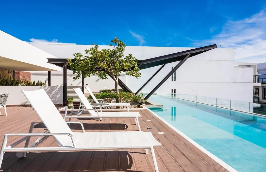 Lovely 1 Bedroom With Incredible Rooftop Pool-1