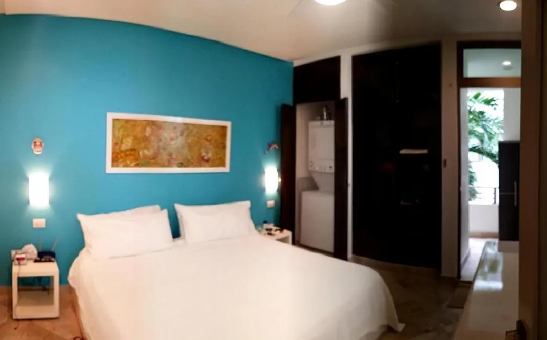 Stunning 1 Bedroom 1 Bathroom Modern Condo Few Blocks To The Beach And 5Th Avenue-1