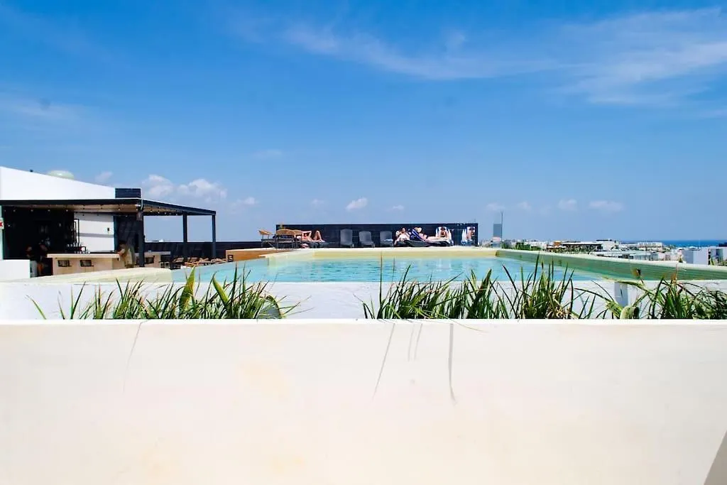 Cozy Oceanfront View Apt / Gym, Rooftop Pool & Bar - 514 Musa-1