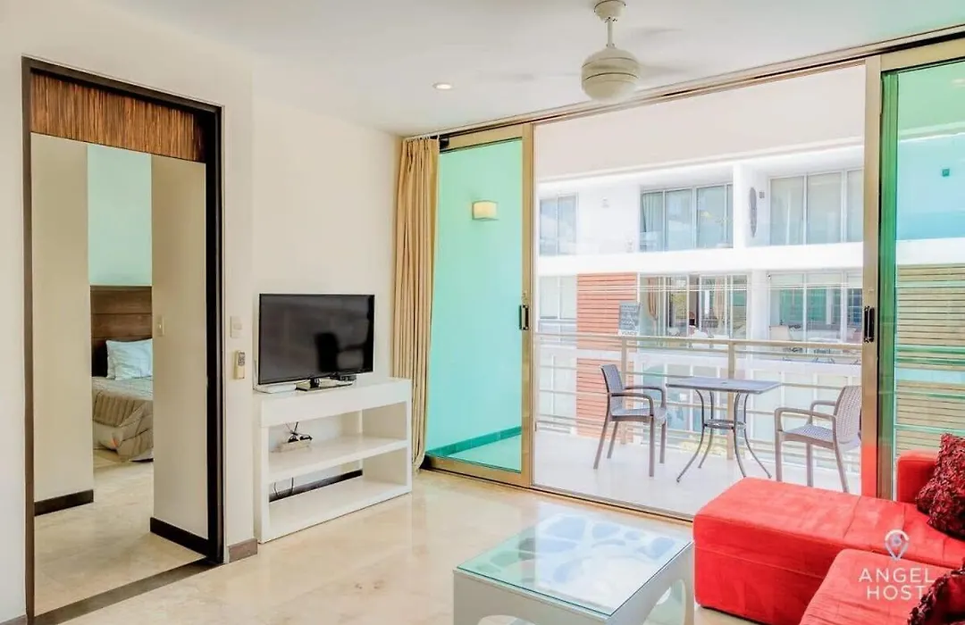 Beautiful Complex With Rooftop Pool 2 Blocks To Beach-1