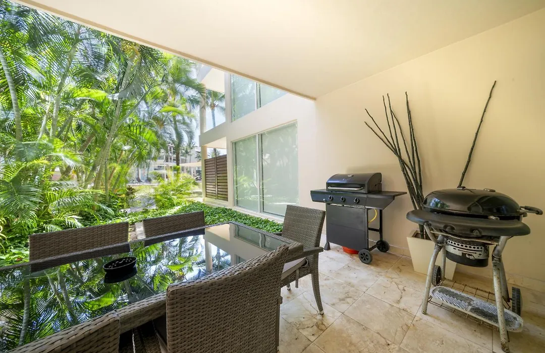 Infinity Pool And Private Beach Club - Luxury Complex The Elements Condos - Gh8-1