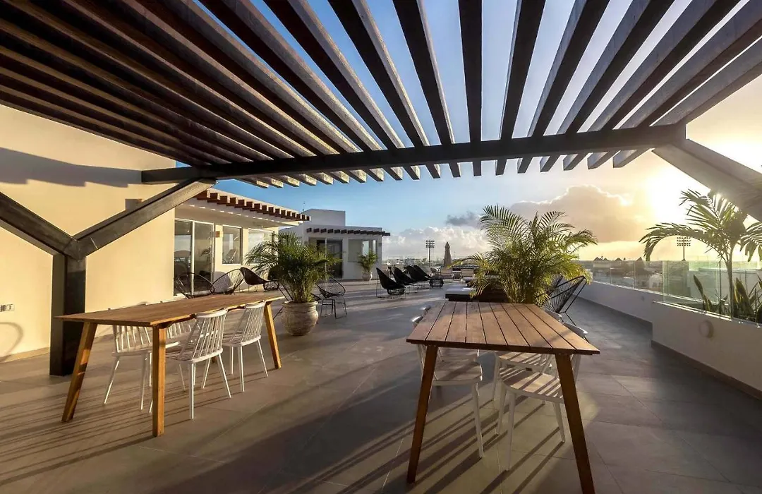 One Bedroom, Great Location, Large Roof Pool With Beautiful Views, Gym Included-1