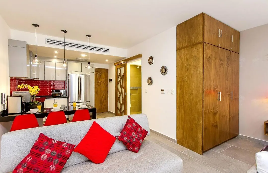 Charming, Huge Bright Studio On The New 5Th Avenue, 3 Blocks From The Beach-1