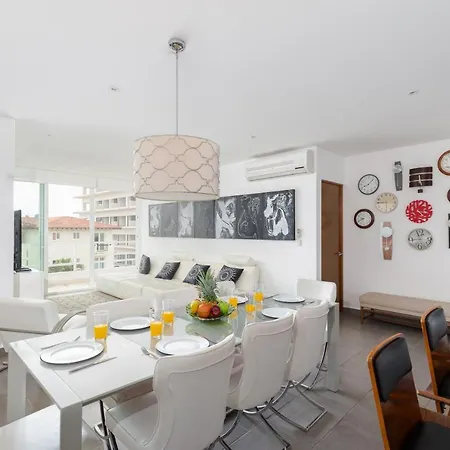 Comfortable Artistic Apartment, Great Wi-Fi 2 Blocks To The Beach-3
