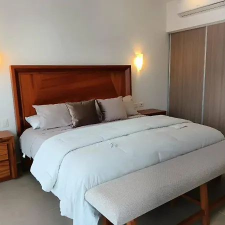 One Bedroom, Great Location Steps From The Beachh, Beautiful Roof Top View-2