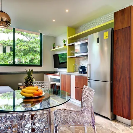 2 Bdrm Design Apartment 2 Blocks From The Beach / Amazing Rooftop-3