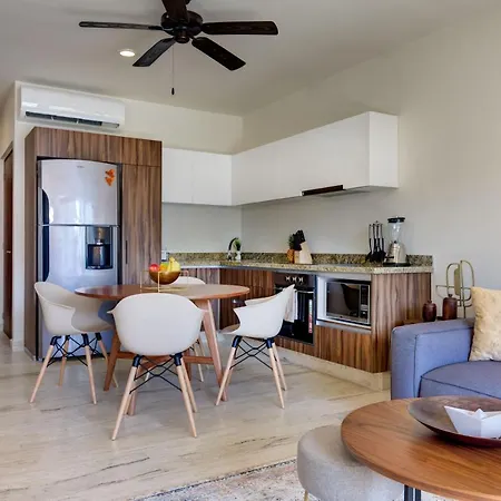 Brand New 1Br Design Condo Blocks From The Beach!!-2