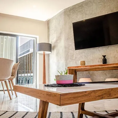 Modern 2 Bedrooms Apartment Steps From The Beach-2