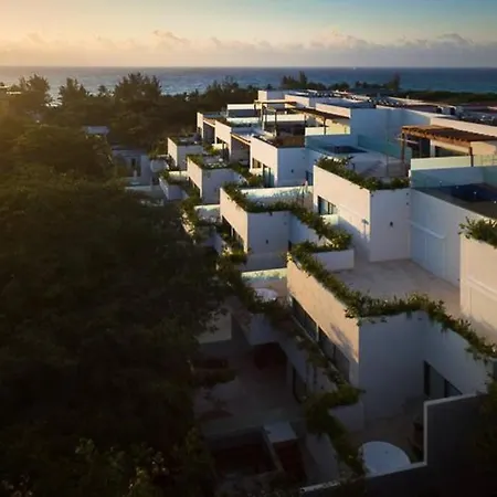 Luxury Condo Between 5Th Avenue And The Beach-3