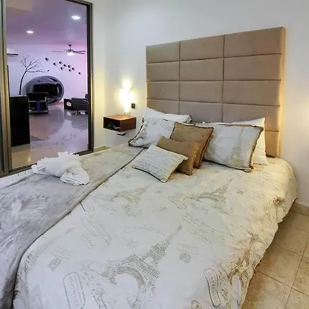 Modern 2 Bdr, 3 Minutes Walk From The Beach, Central Location!-3