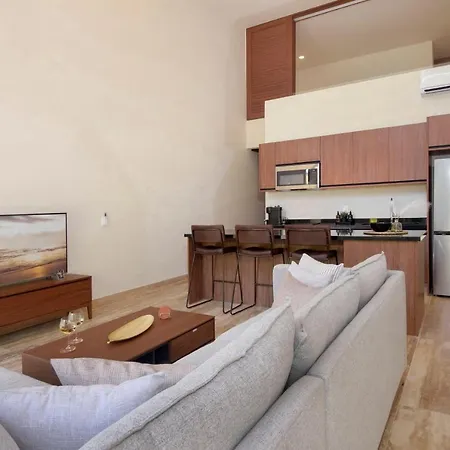 Luxurious Central Condo With Pool, Gym, And More!-3
