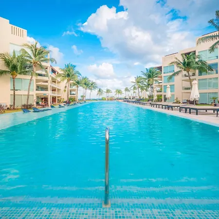 Infinity Pool And Private Beach Club - Luxury Complex The Elements Condos - Gh8-2