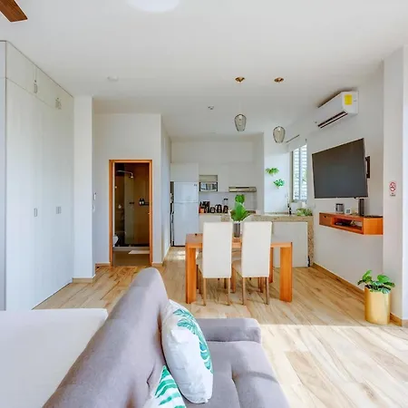 Ocean-View Studio W Gym, Pool & Balcony-2