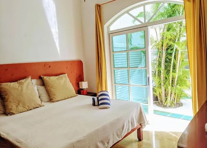 Privates 9Br 6Ba Large Groups! Best Location In Town Walk To Beach, 5Th Ave Cozumel Ferry, Shopping, Nightlife! Roof Plunge Pool!! Castillo Playacar Fase 1 25Max Playa del Carmen